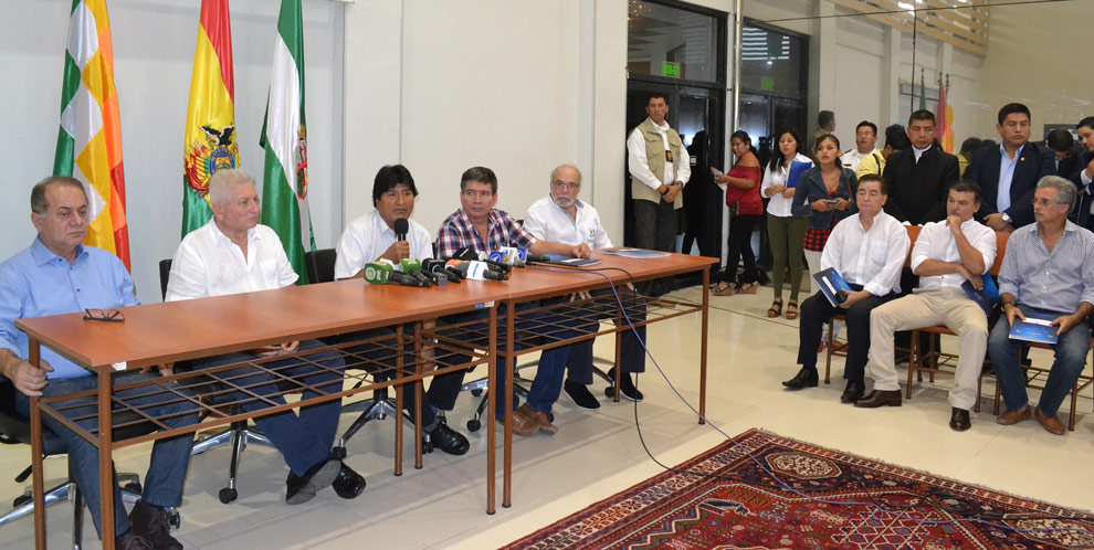 El presidente Evo Morales junto al prefecto de Santa Cruz, Rubén Costas, autoridades y empresarios, en el anuncio de la realización de la ‘Expo Aladi’ en Santa Cruz. Foto: ABI