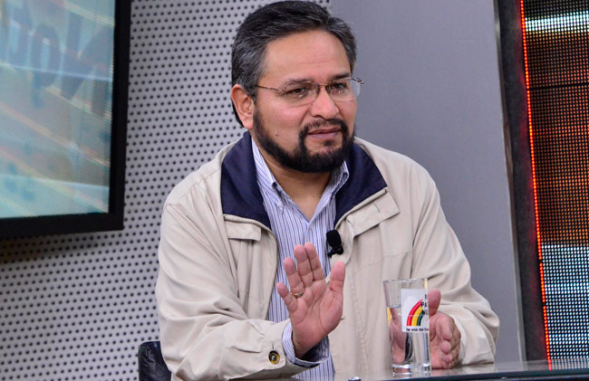 El viceministro de Coordinación con los Movimientos Sociales, Alfredo Rada, durante una entrevista en la televisión estatal. Foto: ABI