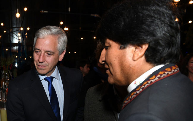 El vicepresidente Álvaro García Linera junto al presidente Evo Morales en un evento social celebrado la semana pasada. Foto: ABI