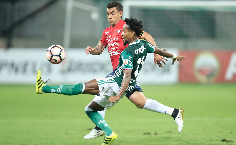 El jugador de Palmeiras Zé Roberto (d) disputa el balón con Marcelo Bergese (i) de Wilstermann. Foto: EFE