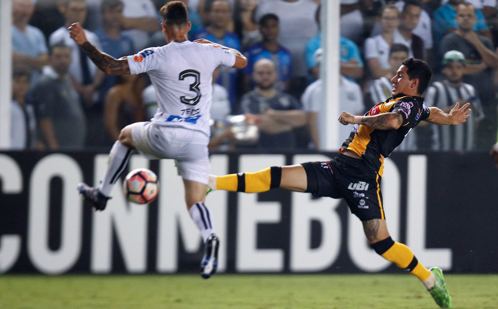 El jugador del Santos Zeca (i) disputa el balón con Fabricio Gabriel Pedrozo (d) de The Strongest. Foto: EFE
