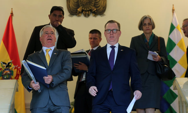 El subsecretario estadounidense de Estado Adjunto para Latinoamérica, Michael Fitzpatrick (c), y el encargado de Negocios, Peter M Brennan (i), tras una reunión en la Cancillería boliviana. Foto: EFE