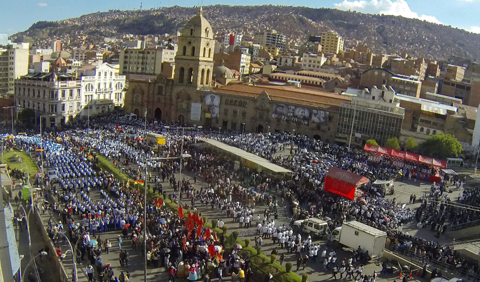 Multitudinaria marcha denominada 'Marea azul' en la céntrica Plaza de San Francisco en la ciudad de La Paz. Foto: ABI