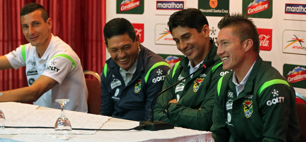 El centrocampista de la selección boliviana Alejandro Chumacero (d), junto a Ronald Raldes (2d), el técnico Mauricio Soria (2i) y Pablo Escobar (i) en un contacto con la prensa. Foto: EFE