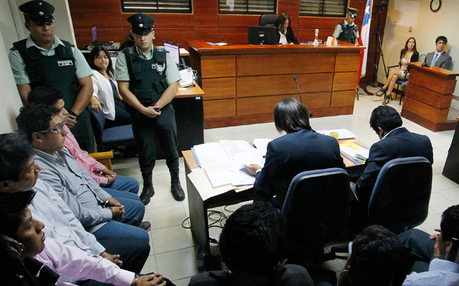 Funcionarios bolivianos detenidos el 19 de marzo pasado en el Juzgado de Garantía de la localidad de Pozo Almonte, en la región de Tarapacá (Chile). Foto: EFE
