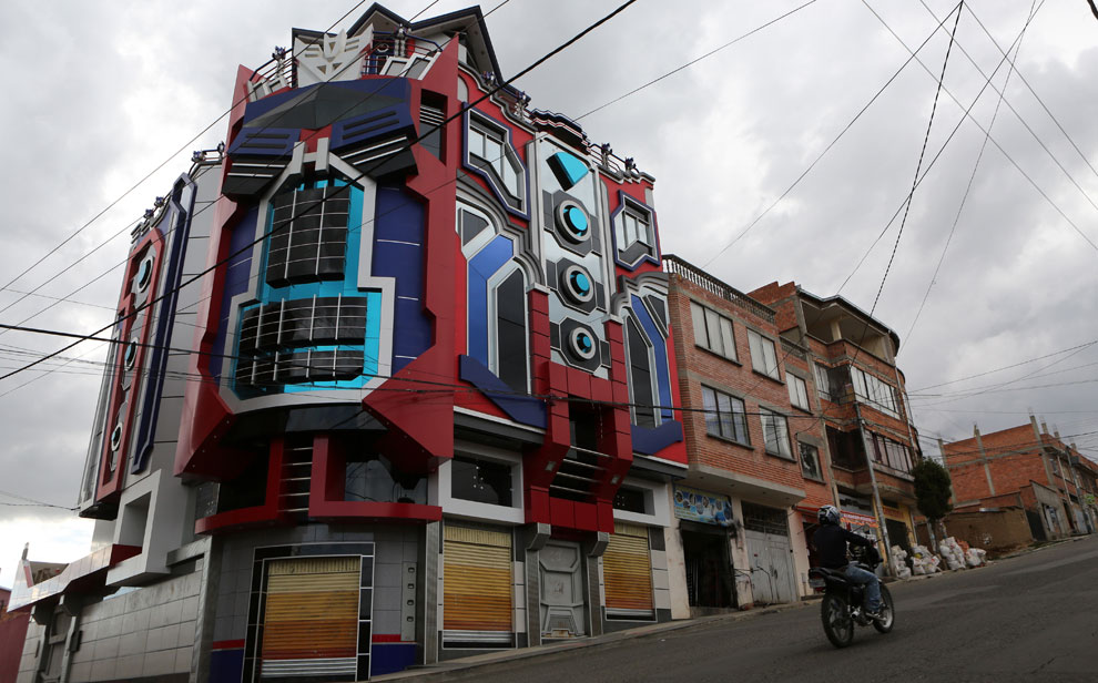 Casa inspirada en "Óptimus Prime", de la película Transformers, ubicada en la zona de Pampahasi en la ciudad de La Paz. /Martín Alipaz. Foto: EFE