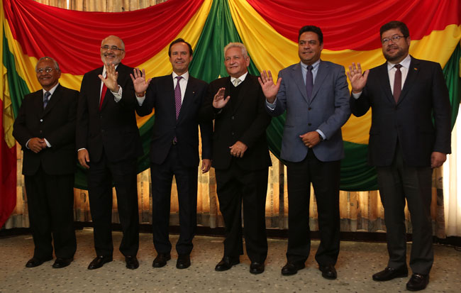 De izquierda a derecha: Víctor Hugo Cárdenas, Carlos Mesa, Jorge Quiroga, Rubén Costas, Luis Revilla y Samuel Doria Medina. Foto: EFE
