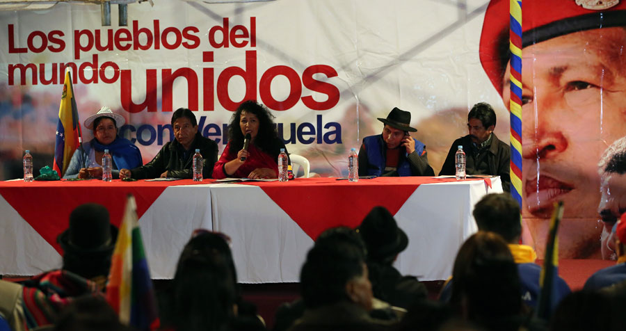 La embajadora de Venezuela en La Paz, Crisbeylee González (c); junto a partidarios del Movimiento al Socialismo en un acto de apoyo a Maduro. Foto: EFE