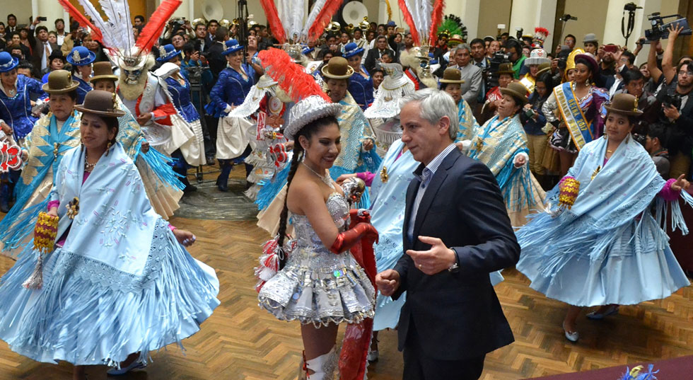 El vicepresidente Álvaro García Linera, baila la danza de la Morenada en el anuncio de postulación del Gran Poder como Patrimonio de la Humanidad. Foto: ABI