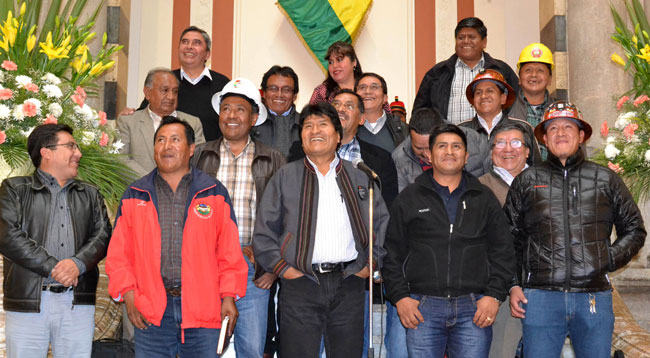El presidente Evo Morales junto a dirigentes de la Central Obrera Boliviana (COB) el pasado 27 de abril, tras acordar las cifras del incremento salarial para este año. Foto: ABI
