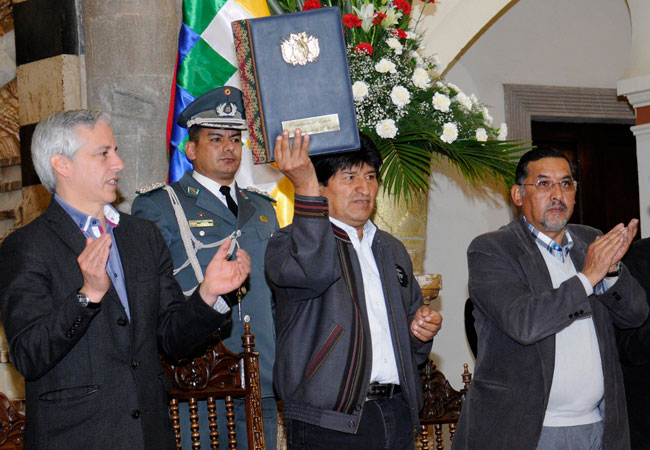 El presidente Evo Morales (c) junto al vicepresidente Álvaro García Linera (i) y el ministro de trabajo Andres Hinojosa (d) en la firma de los decretos de incremento salarial. Foto: ABI