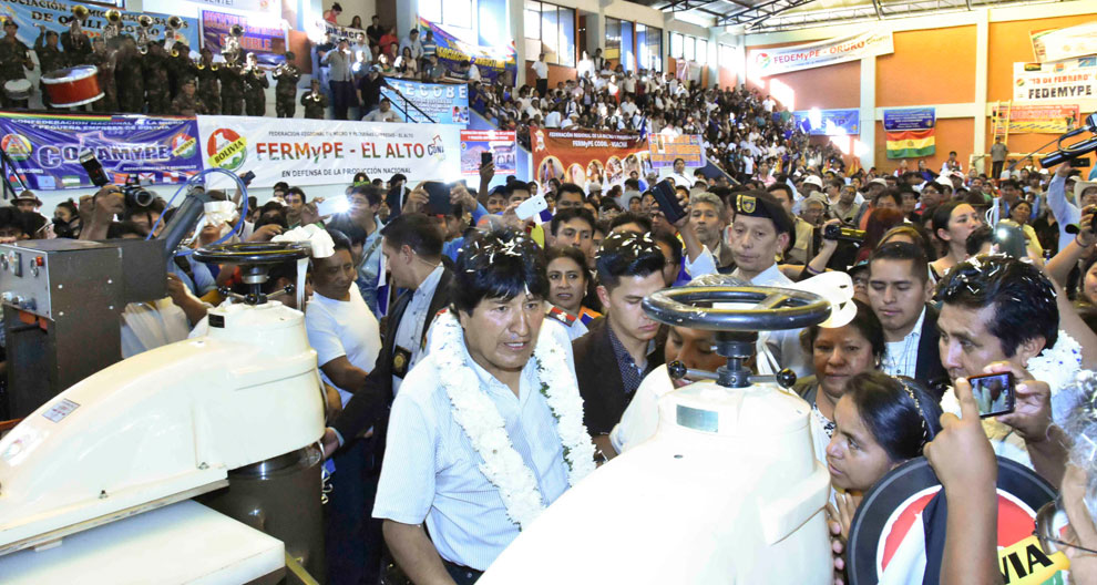 Evento de promulgación de la ley de Mypes, junto a la entrega de maquinarias en Cochabamba. Foto: ABI