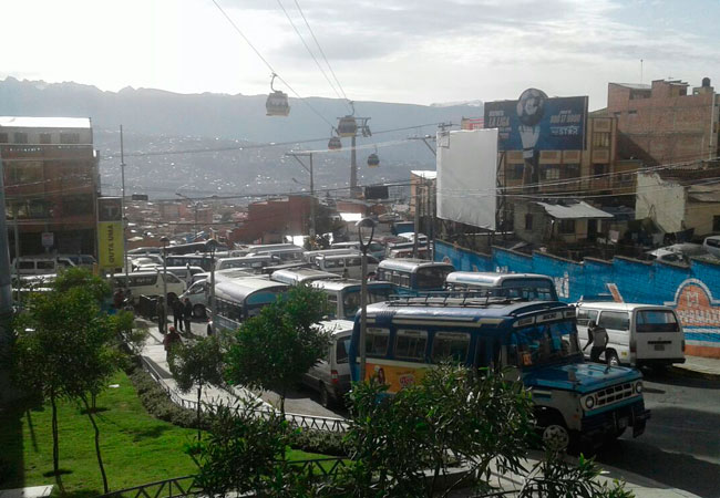 Los transportistas bloquearon diferentes vías de la ciudad de La Paz como medida de protesta. Foto: ABI