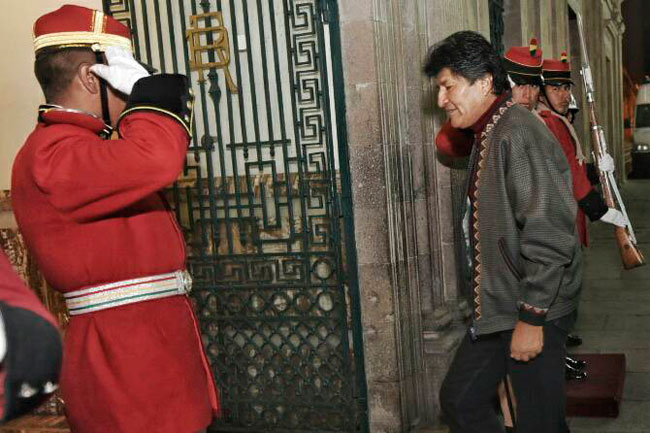 El presidente Evo Morales ingresa a Palacio de Gobierno en la ciudad de La Paz, para iniciar su jornada laboral. Foto: ABI