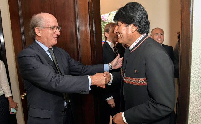 Antonio Brufau (i), presidente de la petrolera Repsol saluda al presidente de Bolivia, Evo Morales. Foto: ABI