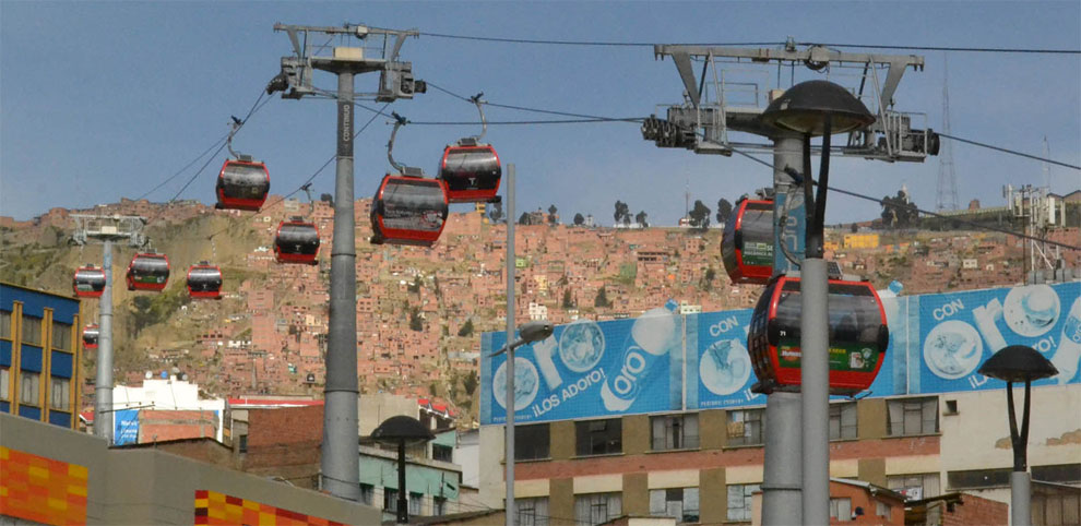 Vista de la Línea Roja del Teleférico que conecta la Estación Central de La Paz con la Ceja de El Alto. Foto: ABI