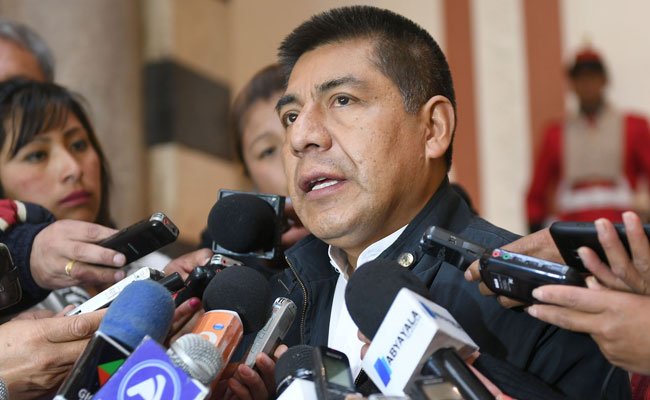 El canciller boliviano Fernando Huanacuni, en contacto con la prensa tras la reunón del gabiente con el presidente Morales. Foto: ABI