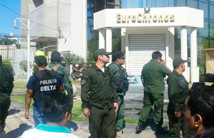 Policías resguardan la joyería Eurochronos tras el asalto de este jueves. Foto: ABI