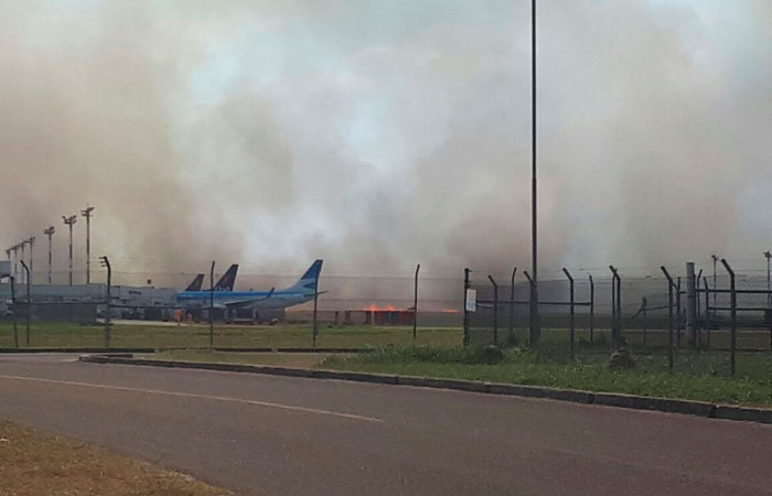 Incendio en cercanías al aeropuerto de Viru Viru en la ciudad de Santa Cruz de la Sierra. Foto: ABI