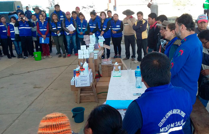 Personeros del Ministerio de Salud entregaron medicamentos a afectados por el incendio en Tarija. Foto: ABI