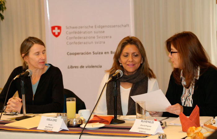 La ministra de comunicación, Gisela López (c), junto a representantes de la Cooperación Suiza en Bolivia. Foto: ABI