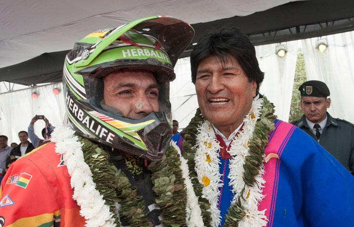 El piloto boliviano Juan Carlos Salvatierra junto al presidente Evo Morales durante una versión pasada del Rally Dakar. Foto. Foto: ABI