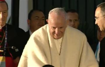 El papa Francisco se puso la ruana en Colombia