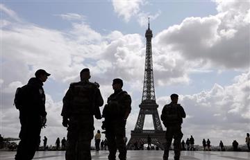 En París un hombre atacó con cuchillo a un militar