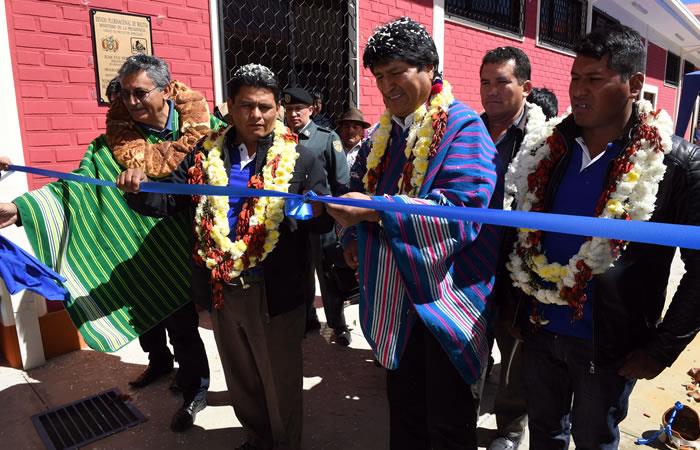 El Presidente Evo Morales, junto al Gobernador de esta ciudad Ivan Canelas, el alcalde de esta region, Emiliano Reyes Garcia hace apertura de internado. Foto: ABI
