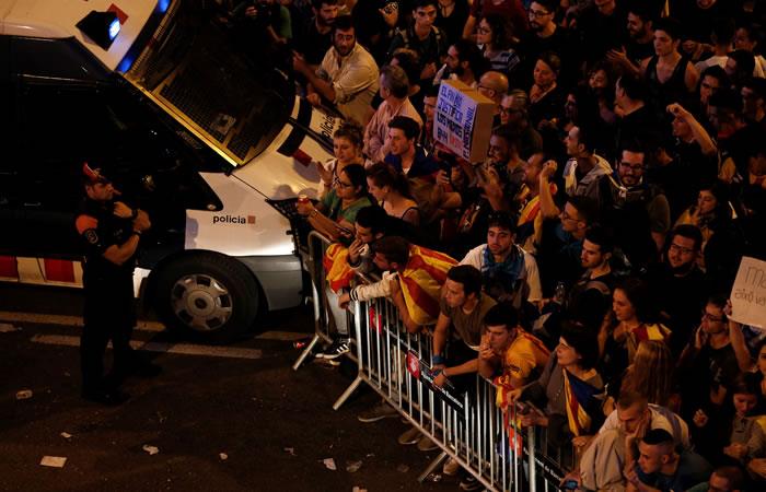La jornada del domingo dejó varios centenares de heridos, además en Cataluña no cayó nada bien el discurso del rey.. Foto: AFP