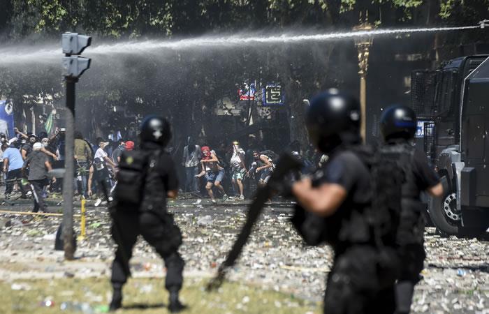 Policía dispersa a los manifestantes que protestan contra las reformas de pensiones en Argentina. Foto: AFP