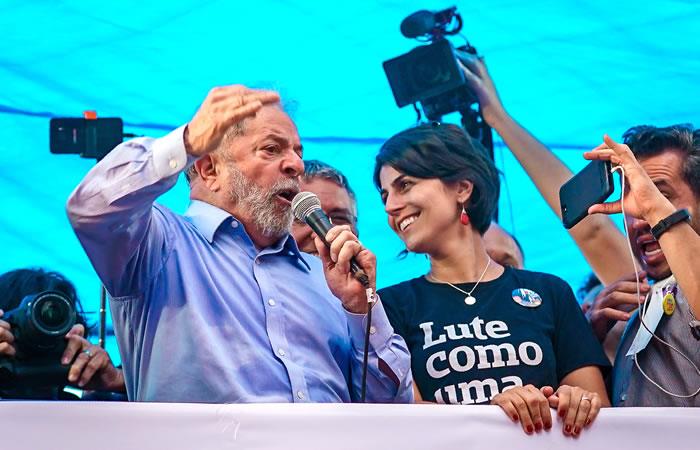 El ex presidente brasileño Luiz Inácio Lula da Silva (R) se dirige a una multitud de 70,000 personas en el centro de Porto Alegre. Foto: AFP