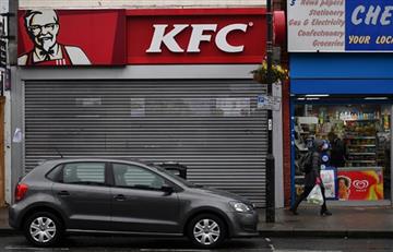 KFC cierra cientos de restaurantes por ¡falta de pollo!
