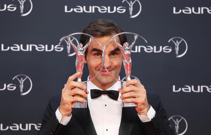 El tenista suizo Roger Federer posa con su deportista y trofeos de premios de regreso durante la ceremonia de Premios Laureus World Sports 2018. Foto: AFP