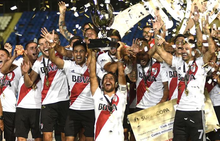 Leonardo Ponzio de River Plate levanta el trofeo de la Supercopa Argentina 2018 después de derrotar a Boca Juniors. Foto: AFP