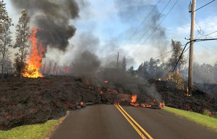 La lava cubre una calle en el área de Leilani Estates, en Hawái, en esta imágen publicada por el Servicio Geológico de Estados Unidos. Foto: AFP