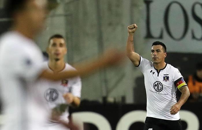 El jugador de Colo Colo Esteban Paredes (d) celebra tras anotar un gol ante Bolívar. Foto: EFE