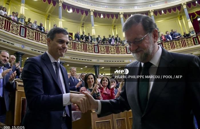El nuevo Primer Ministro de España, Pedro Sánchez (L), estrecha la mano del primer ministro de España, Mariano Rajoy. Foto: AFP