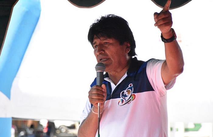 Evo Morales recibió un sorprendente regalo para el ver el mundial. Foto: EFE