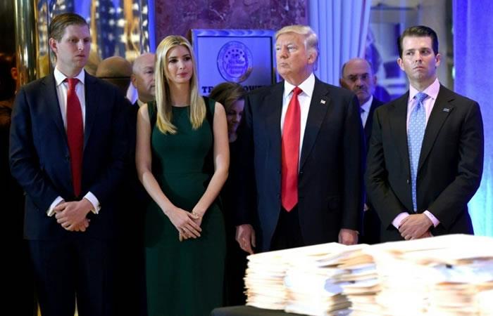 El presidente de EEUU, Donald Trump, juntoa sus tres hijos Eric, Ivanka y Donald Jr (D). Foto: AFP