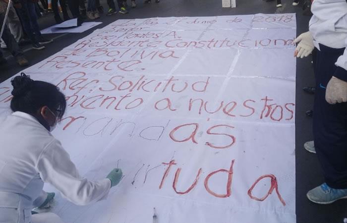 Estudiantes escriben carta de sangre. Foto: Twitter