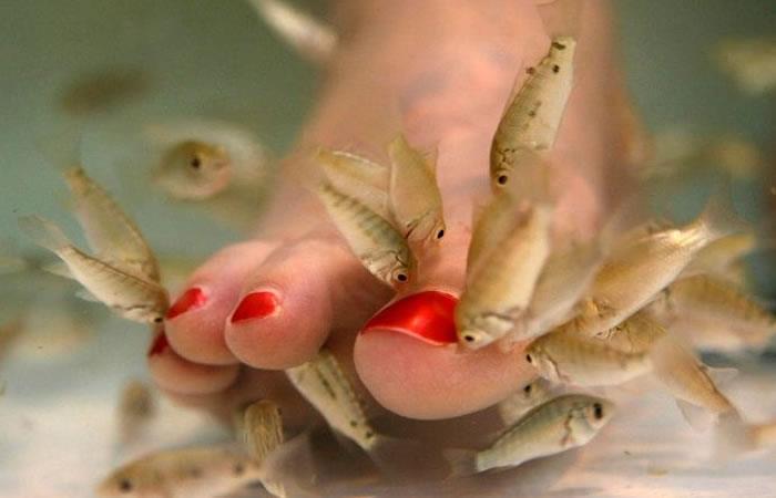 Mujer pierde las uñas de los pies. Foto: AFP