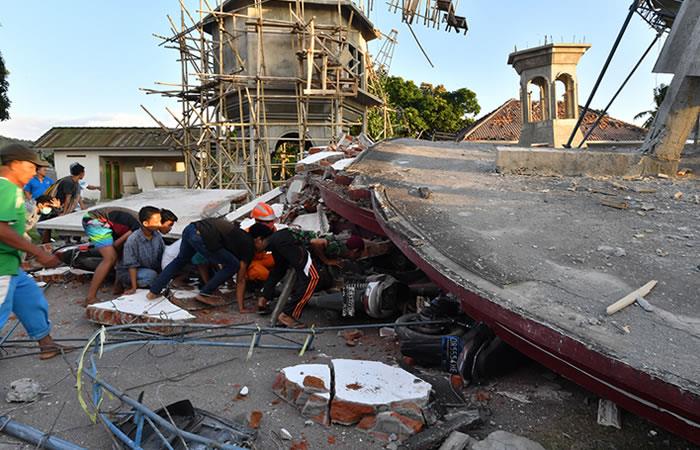 Atapados intentan salir de Lombok tras el terremoto. Foto: AFP