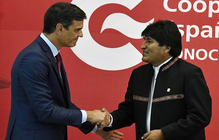 Pedro Sánchez y Evo Morales. Foto: AFP