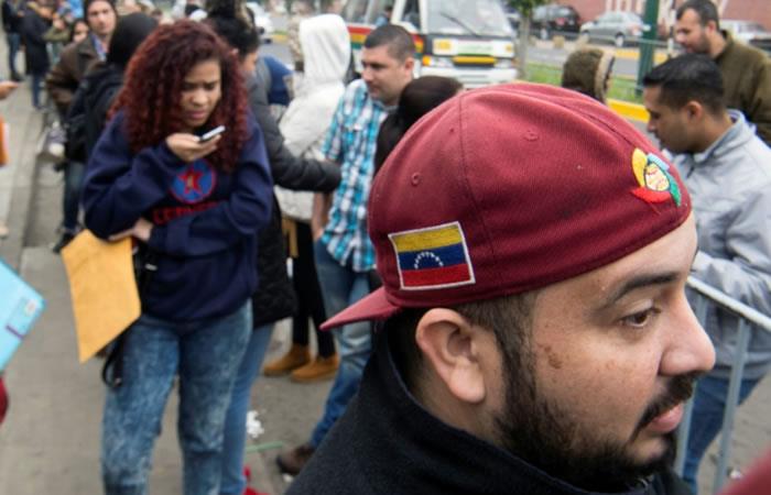 Venezolanos hacen cola para conseguir un permiso de residencia temporal o vosa en Lima, el 29 de agosto. Foto: AFP