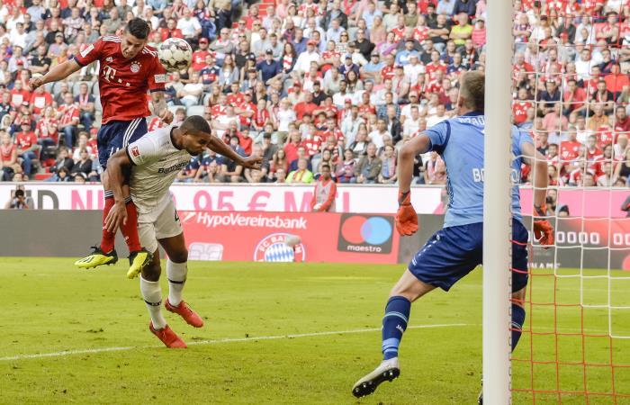 James Rodríguez cabecea para anotar el tercer gol de Bayern Munich ante Leverkusen. Foto: AFP