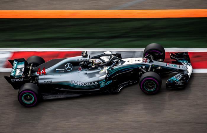 Lewis Hamilton en los ensayos previos del Gran Premio de Rusia. Foto: EFE