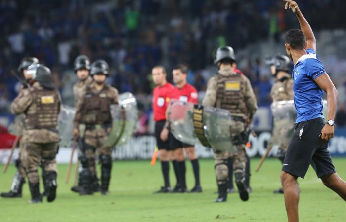 Hinchas de Cruzeiro invadieron el campo de juego luego de que su equipo fuera eliminado de Copa Libertadores. Foto: EFE
