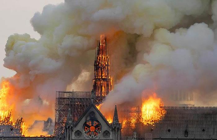 El fuego consumiendo la parte superior de la emblemática catedral Notre Dame, ayer en París. Foto: EFE