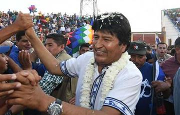 Evo Morales aventaja en la carrera electoral a una oposición fragmentada